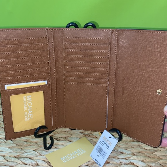 Michael Kors Jet Set Lg Tri-Fold Travel Wallet - Picture 3 of 4